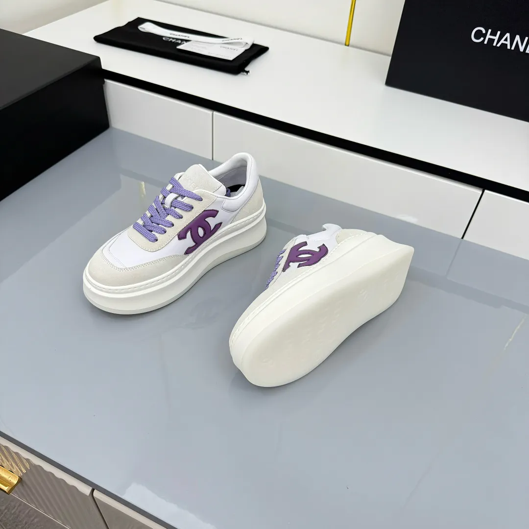 👟👟Ex-factory price 660👟👟 Top version! Chanel Chanel panda shoes! 2025 counter's top casual sports shoes. This classic design; the upper is electro-embroidered with a variety of techniques; the outsole is fashionable and sporty; the unusual inclusion of a variety of color matching elements... The diversified mix and match is very good-looking and versatile, and can be used for leisure, fashion, sports, and outdoor... ꫛꫀꪝ Go➫ Materials: ❶Upper made of: original imported first-layer silk cowhide + original waterproof cloth + original first-layer cowhide ❷Inner lining: Original Yangli+wang ❸ Outsole based on: Original TPU combination outsole Counter boutique packaging complete set for women 35–41